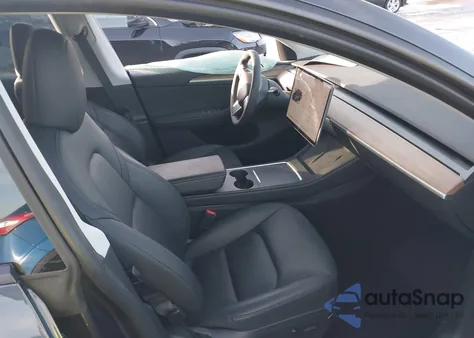 2024 Tesla Model Y Long Range Dual Motor All-Wheel Drive z USA, uszkodzony, nr VIN 7SAYGDEE1RA226024